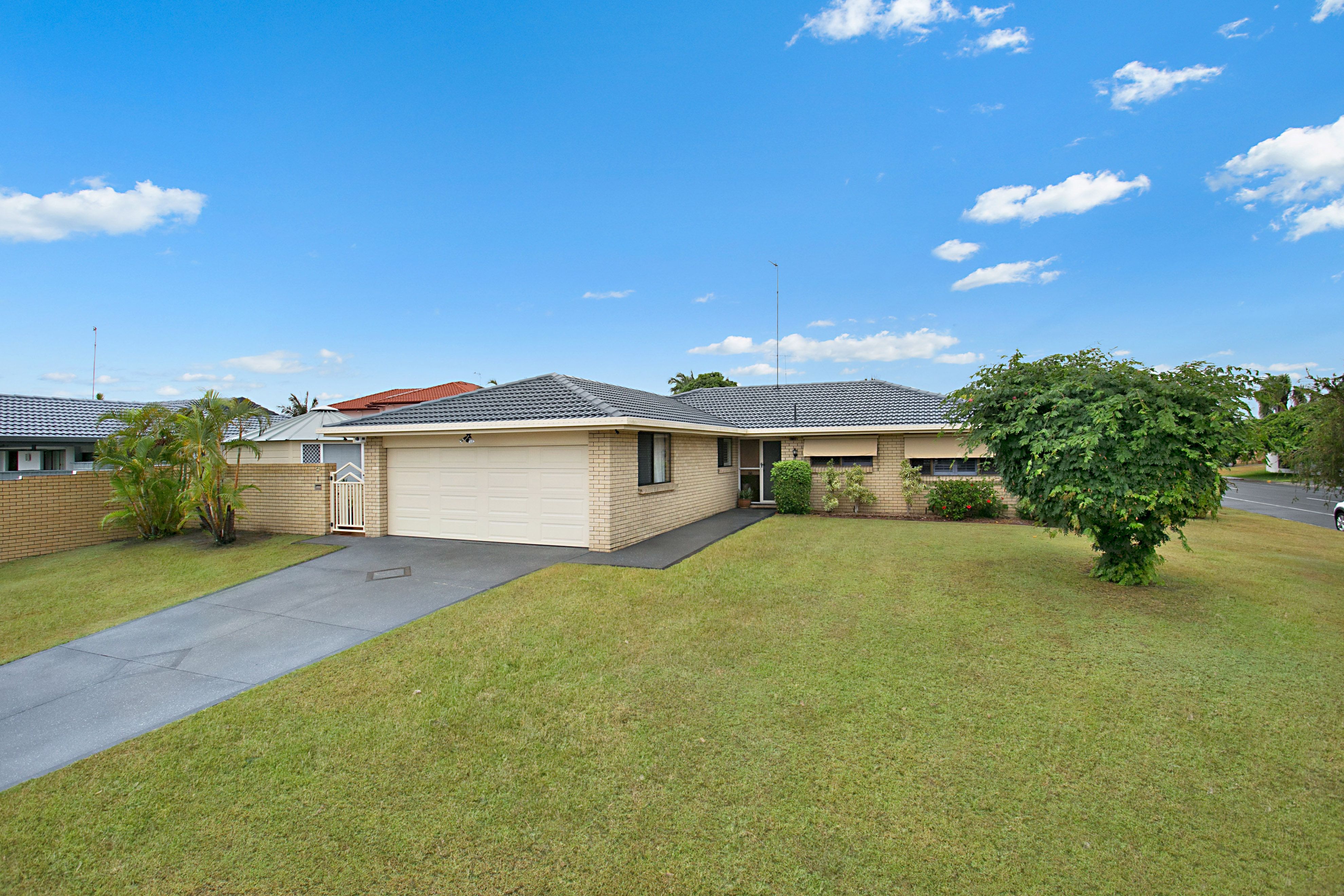 1 Maralinga Avenue, Mermaid Waters QLD 4218