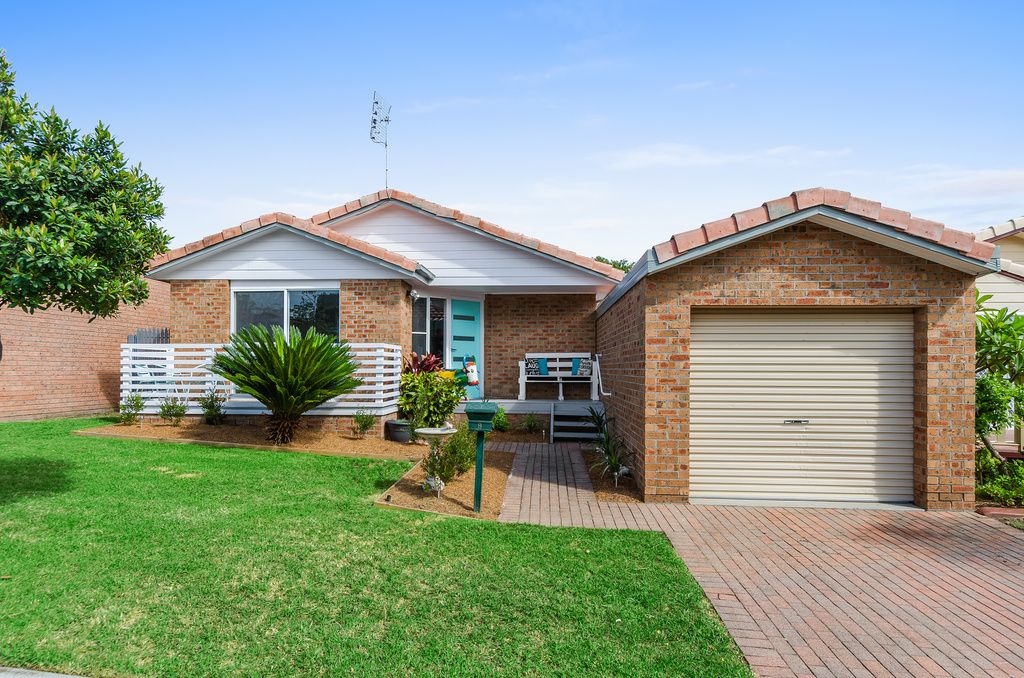 8 Ashmore Crescent