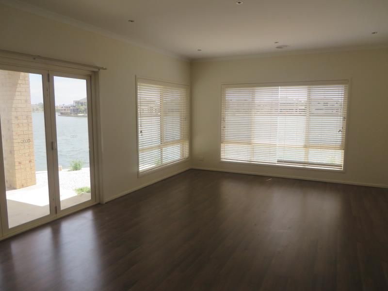 12 Rhode Island Close, Sanctuary Lakes, VIC 3030
