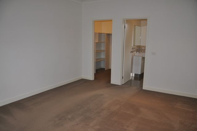 2/8 Alinda Court, South Morang, VIC 3752
