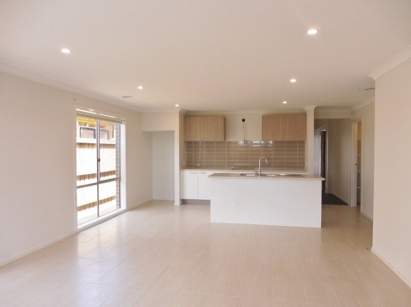 10 Goodison Road, Clyde North, VIC 3978