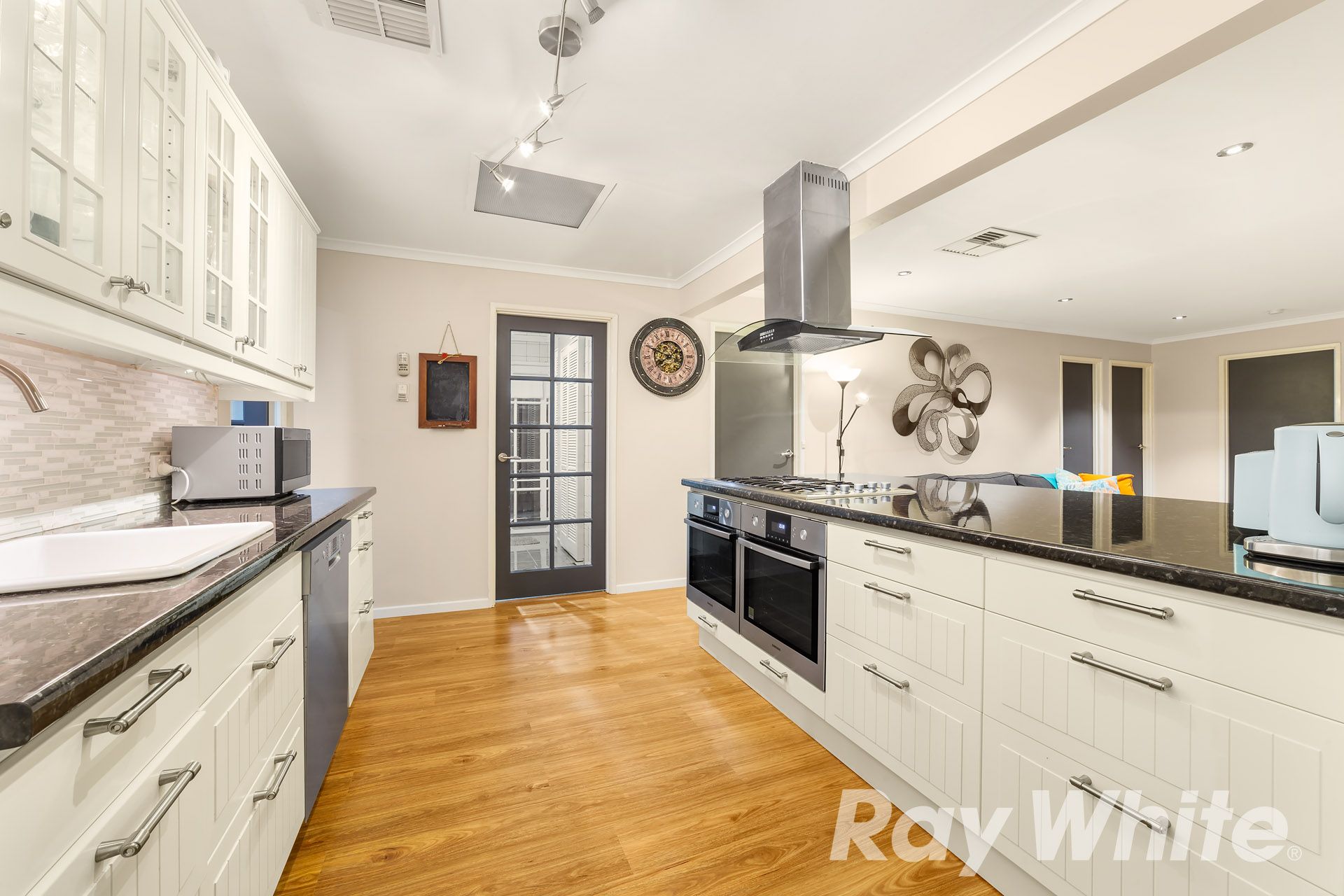 7 Yvonne Close, Mill Park, VIC 3082