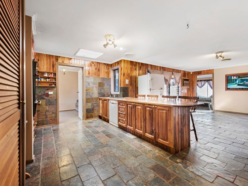 17 Barnong Close, Kurunjang, VIC 3337