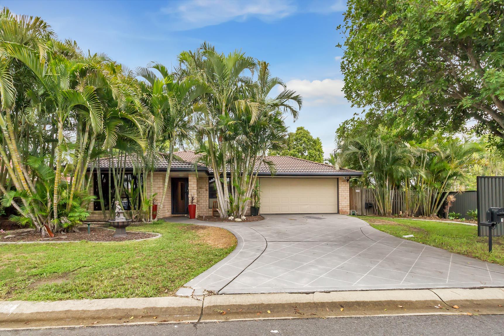 1 Blueash Crescent, Oxenford QLD 4210