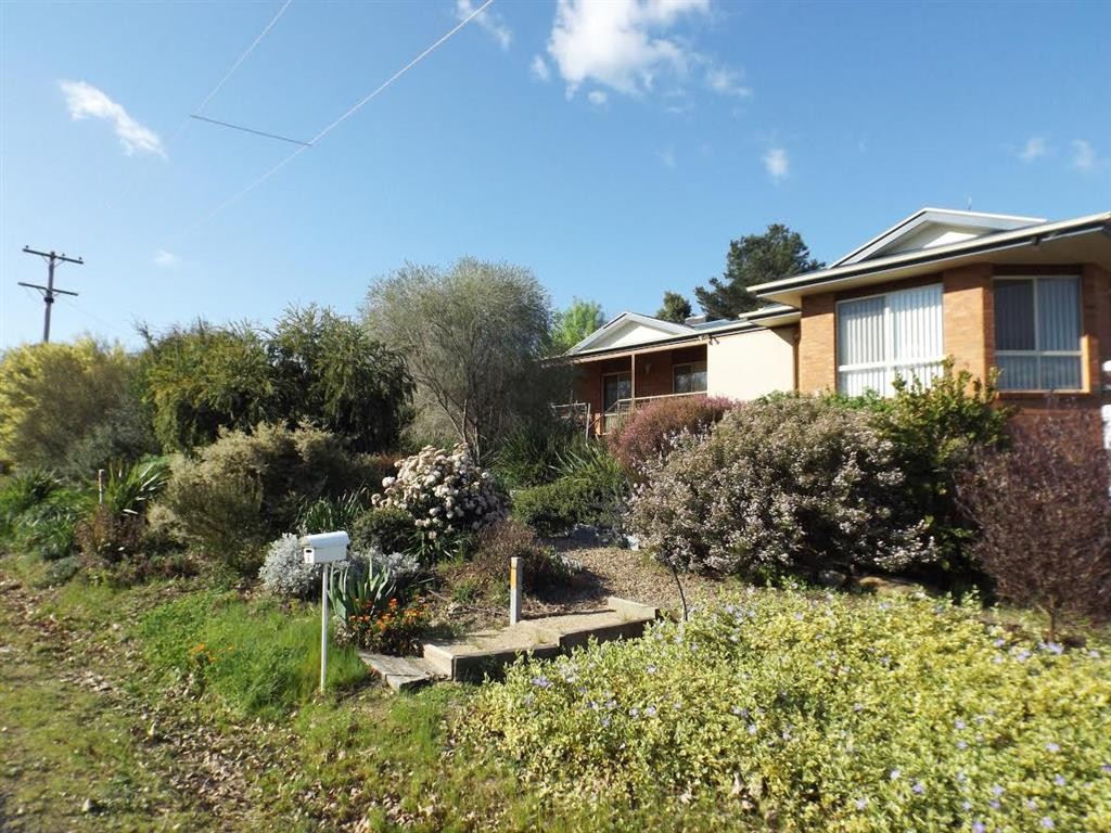 6 Cromwell Street, Adelong, NSW 2729