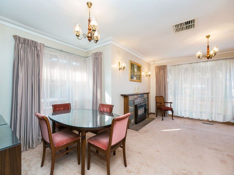 33 Lindisfarne Drive, Burwood East, VIC 3151