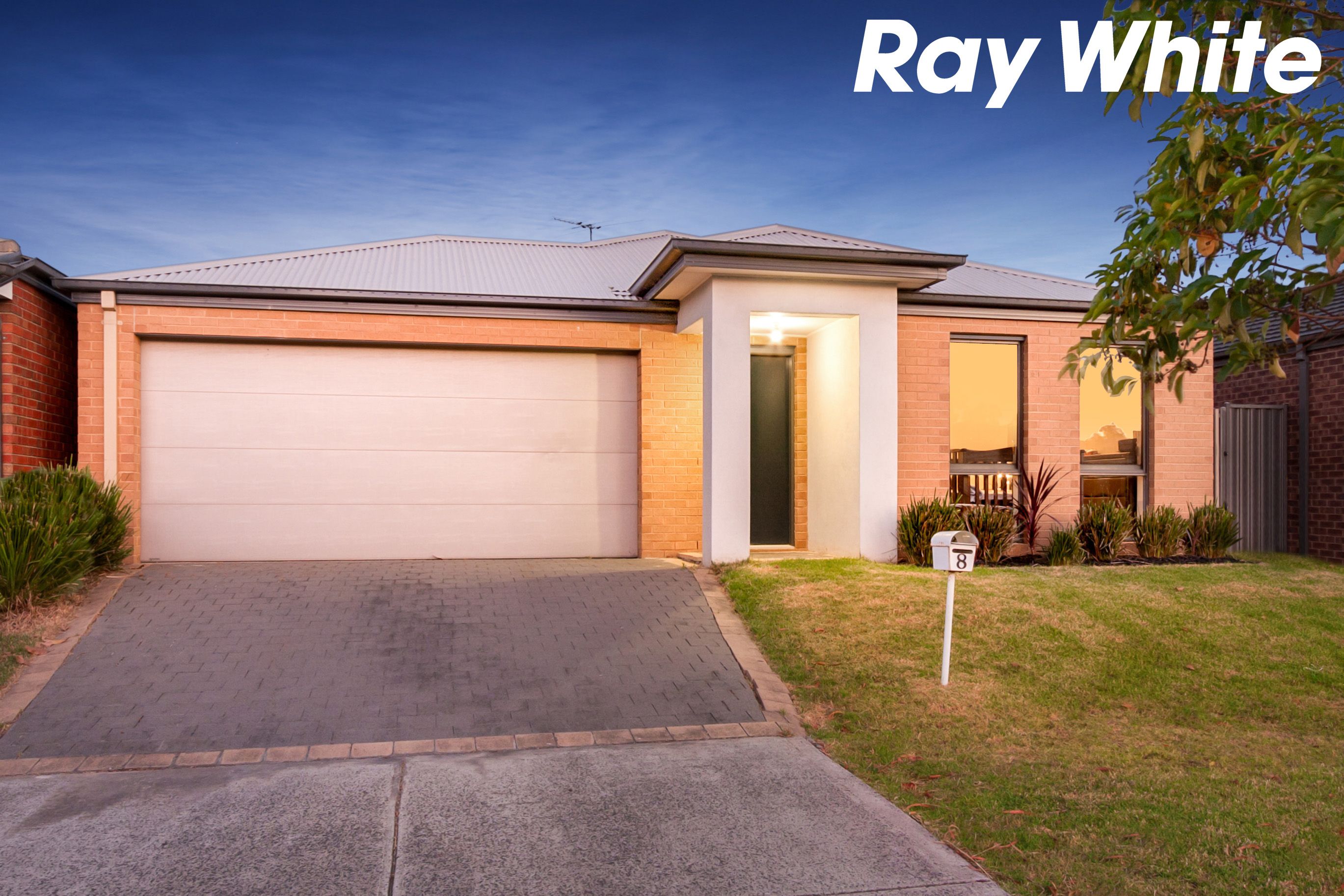 8 Tangelo Terrace, Pakenham VIC 3810