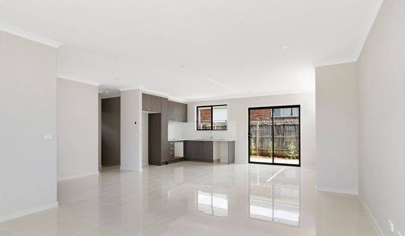 2/15 Dearing Avenue, Cranbourne, VIC 3977
