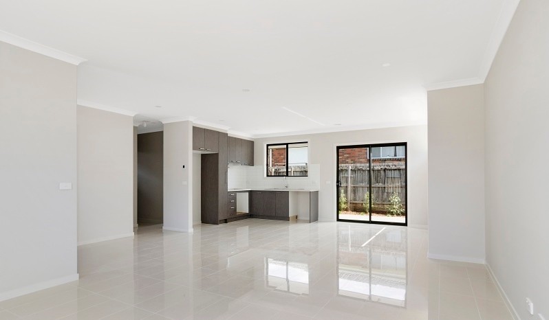 2/15 Dearing Avenue, Cranbourne, VIC 3977