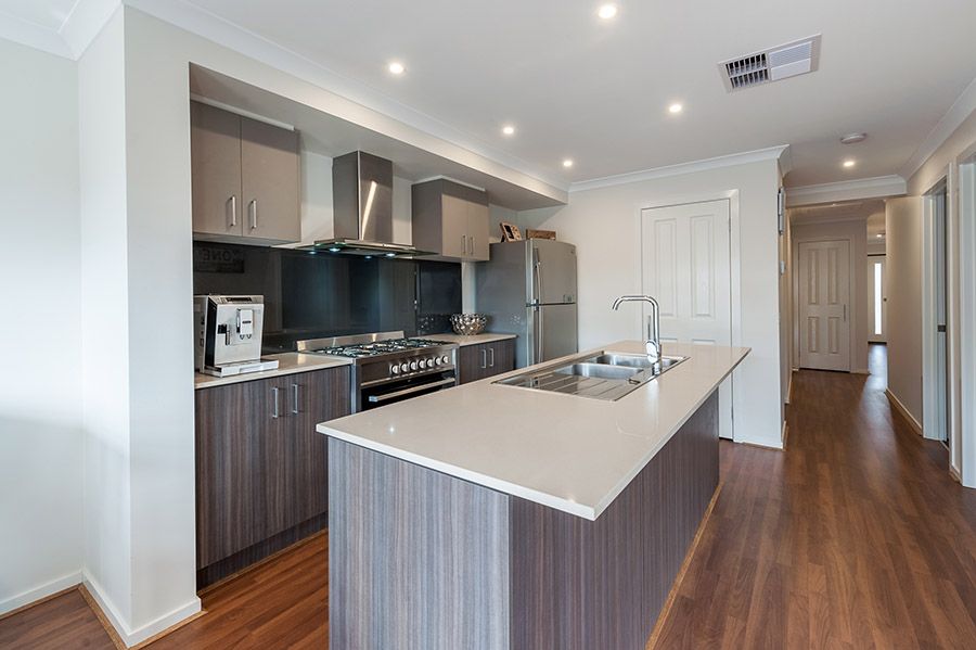 25 Hollington Drive, Mickleham, VIC 3064