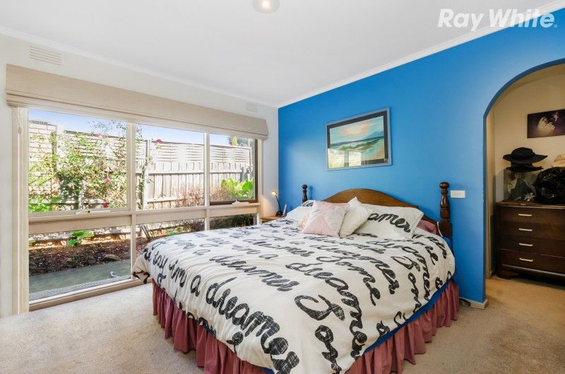11 Folkstone Crescent, Ferntree Gully, VIC 3156