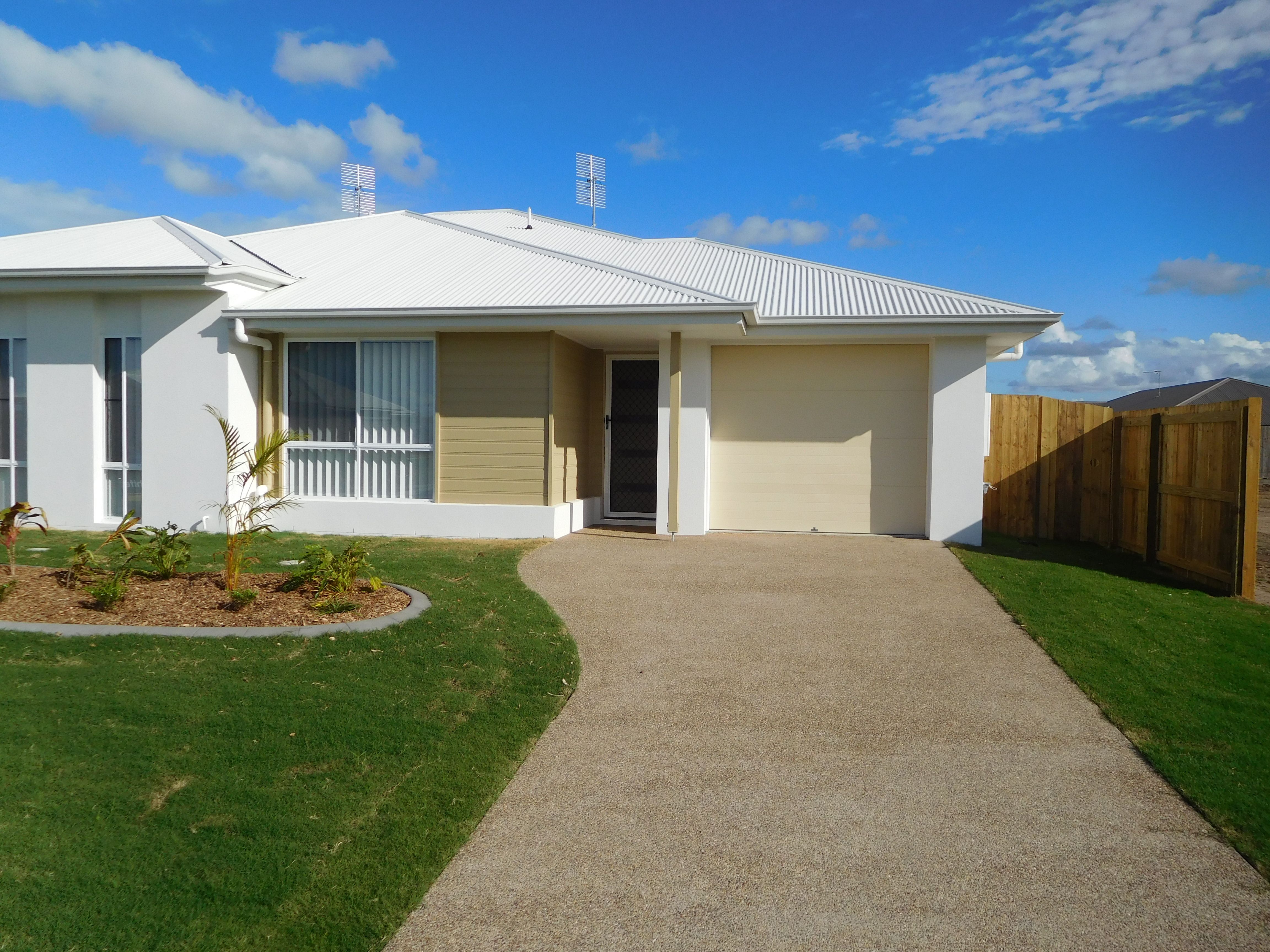 Unit 2/23 Imperial Court, ELI WATERS, QLD 4655
