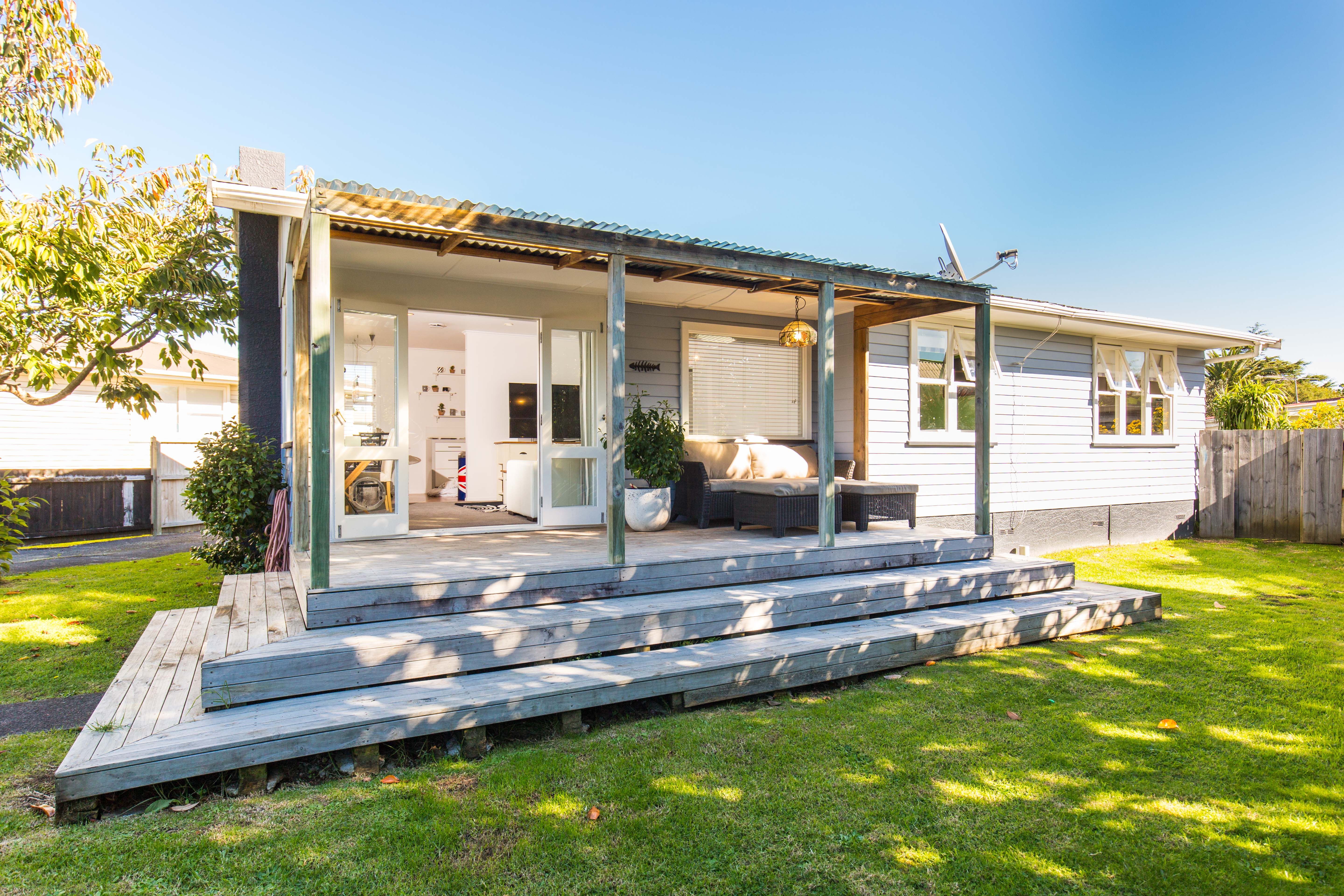 8 Crocombe Crescent, Beach Haven, North Shore City