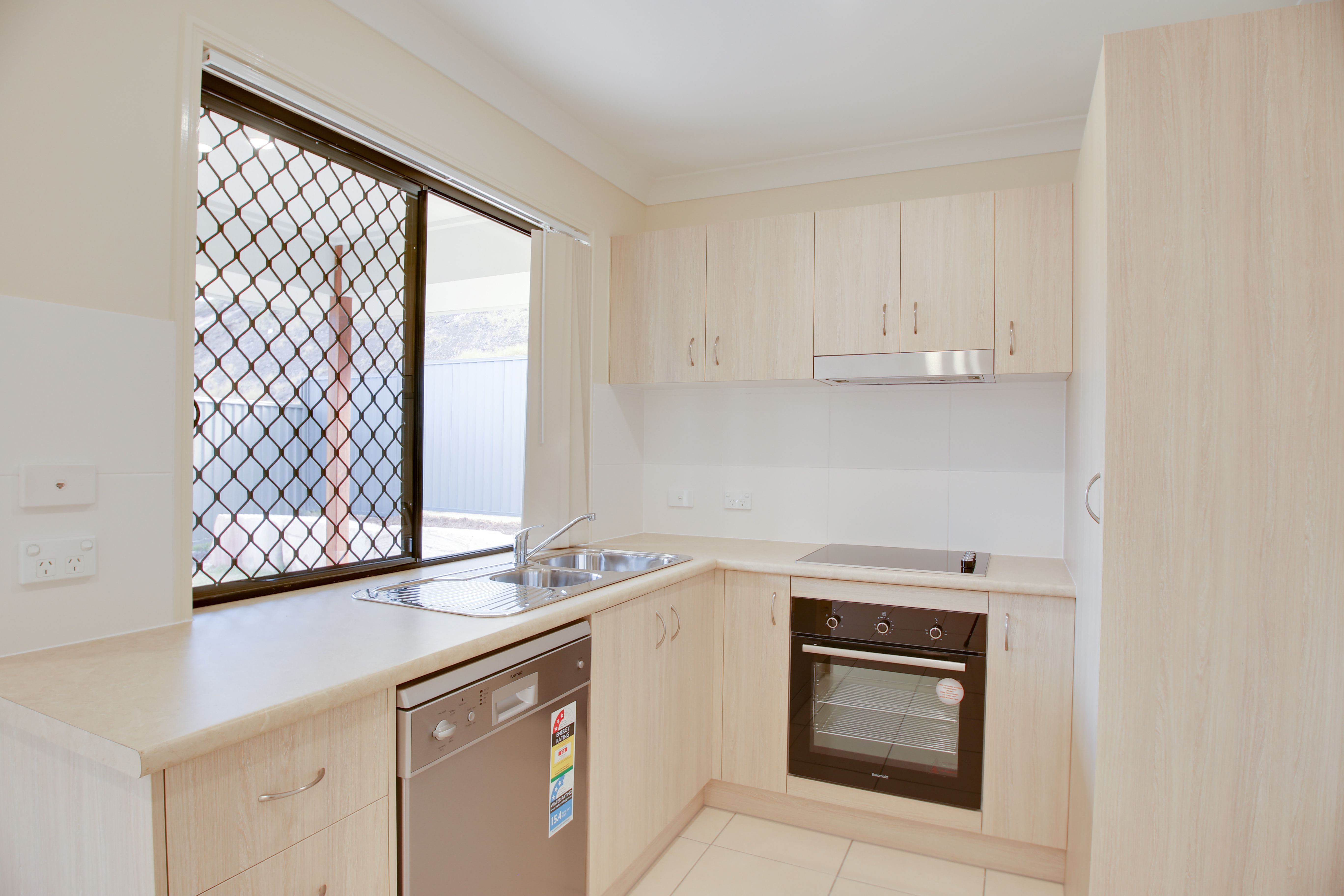 2/14 Gooloowan Circle, BRASSALL, QLD 4305