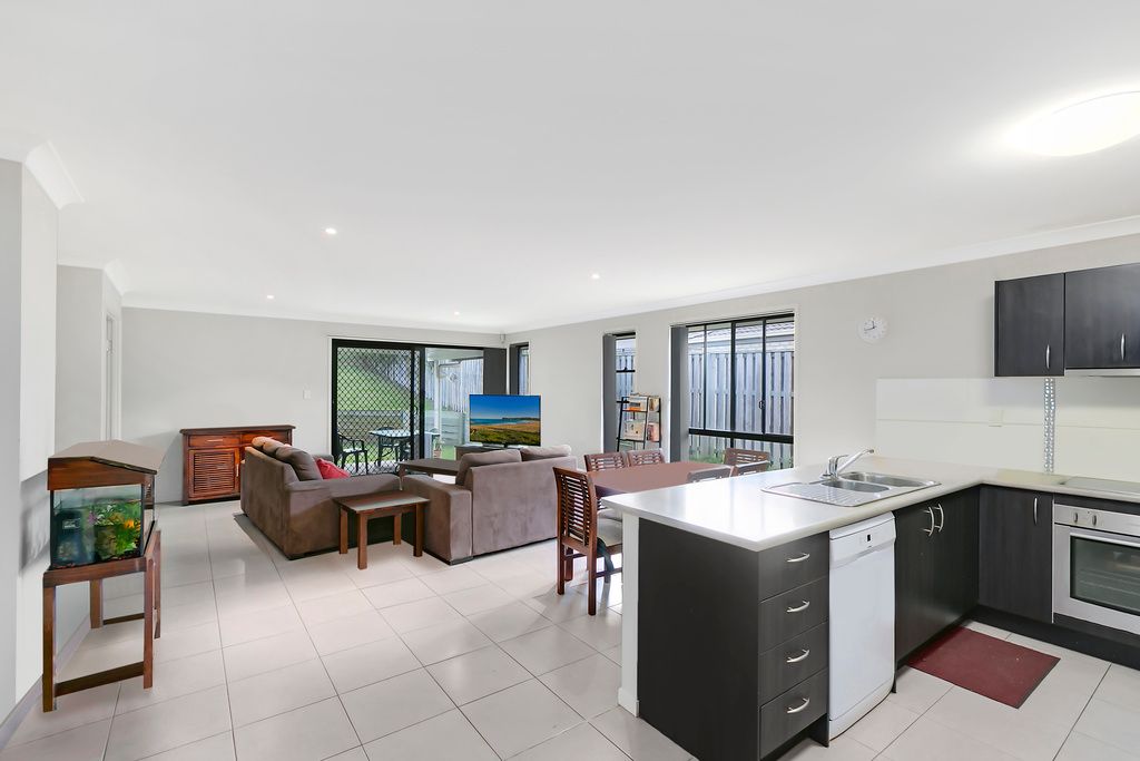 8 Hawkesbury Avenue, Pacific Pines, QLD 4211