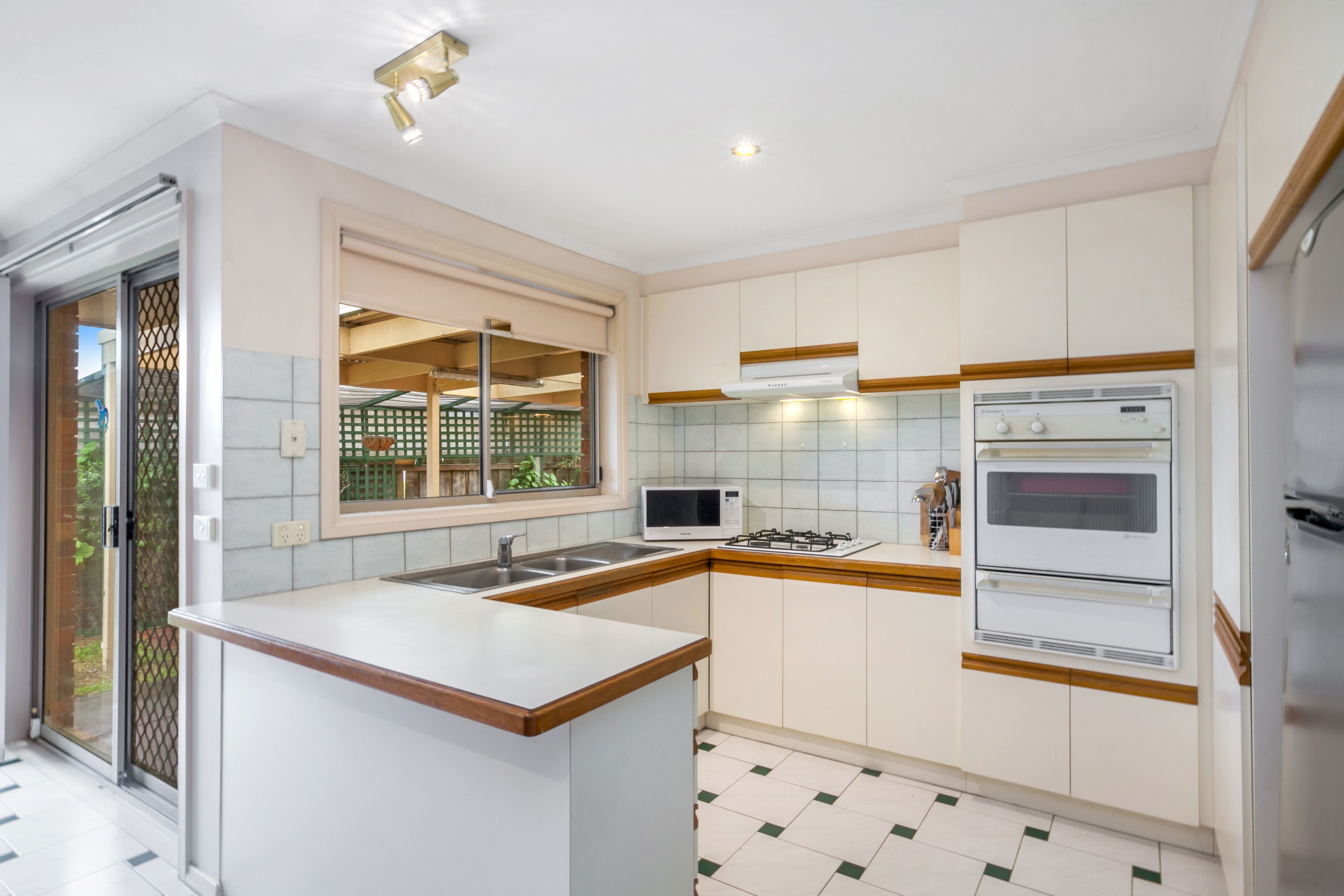 2/7 Bradley Drive, Mill Park, VIC 3082