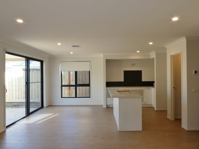 38 Riverside Drive, CRANBOURNE WEST, VIC 3977