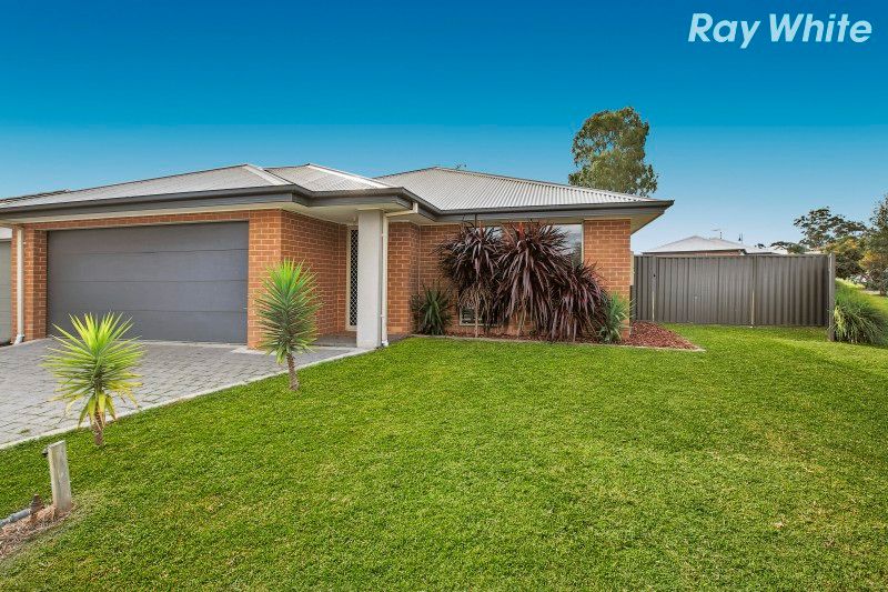 2 Chestnut Chase, Pakenham VIC 3810