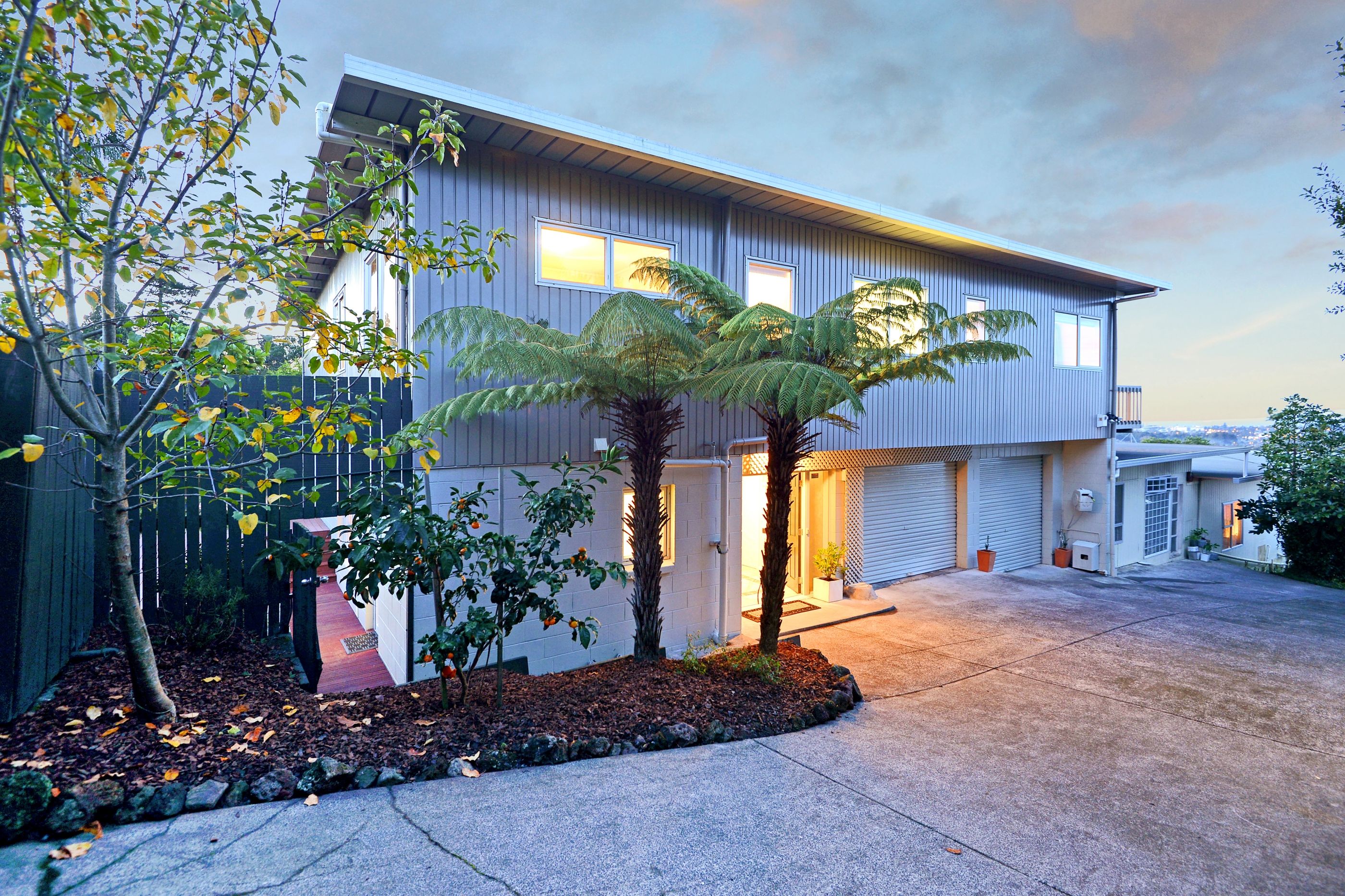 2/12 Bank Street, Hillcrest, North Shore City