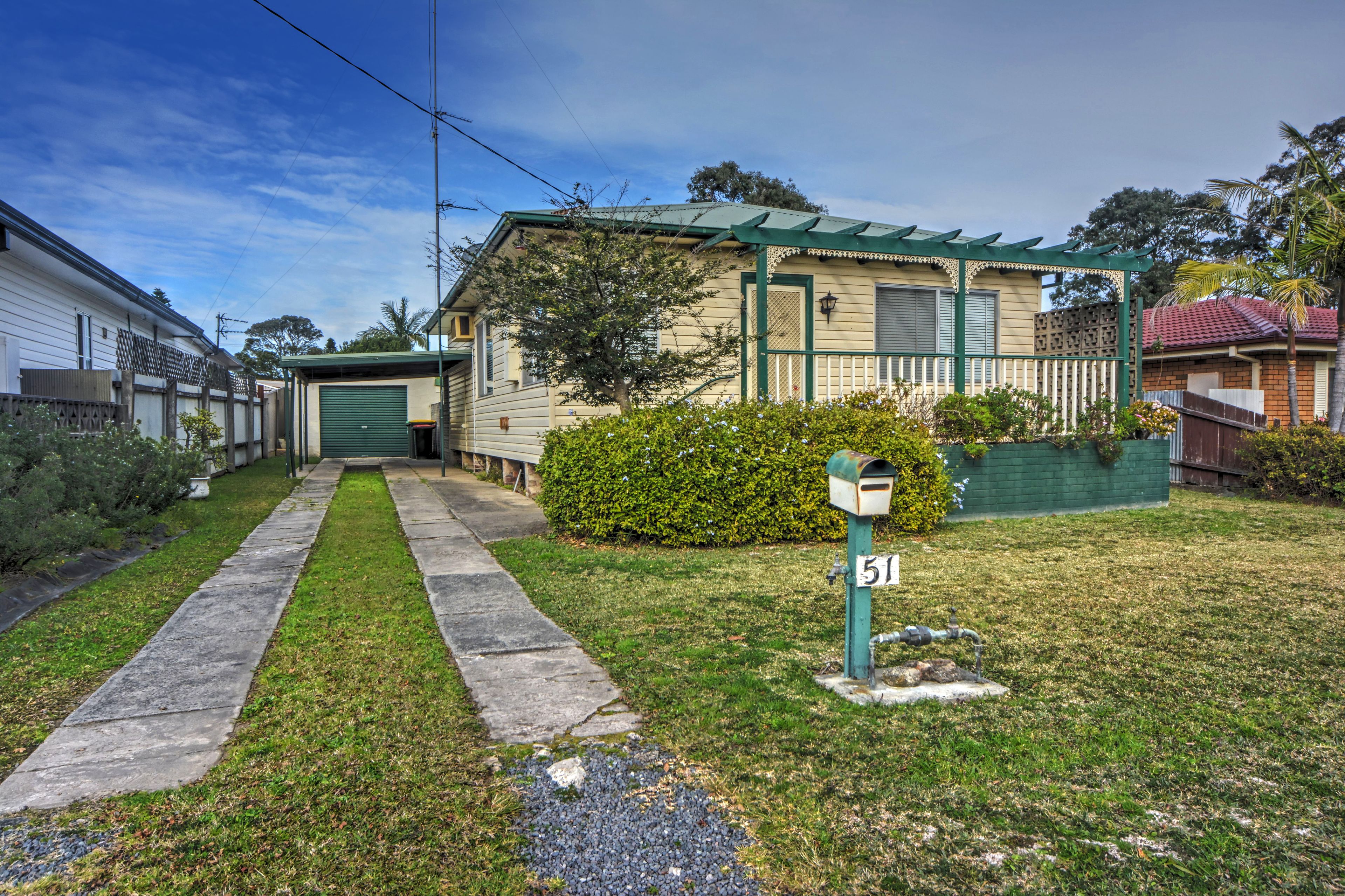 51 Deakin Street