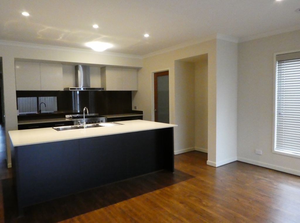 14 Aminya Grove, Clyde North, VIC 3978
