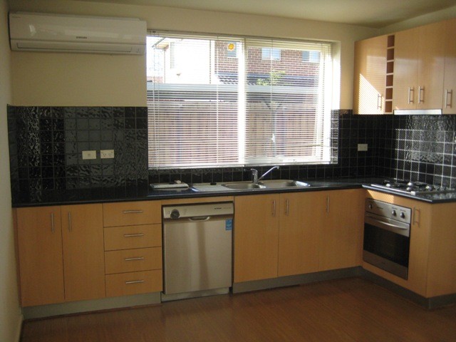 4/7 WILD CHERRY Road, Ormond, VIC 3204