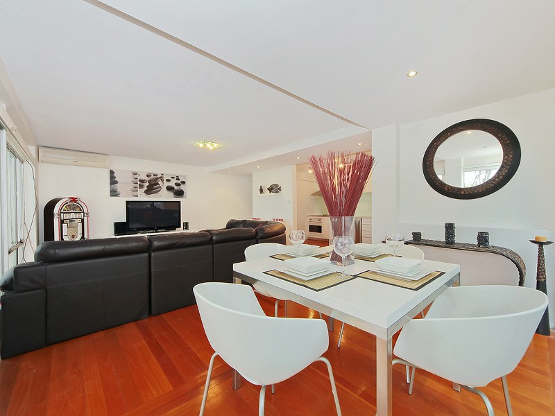 1/8 Enderley Avenue, Surfers Paradise, QLD 4217