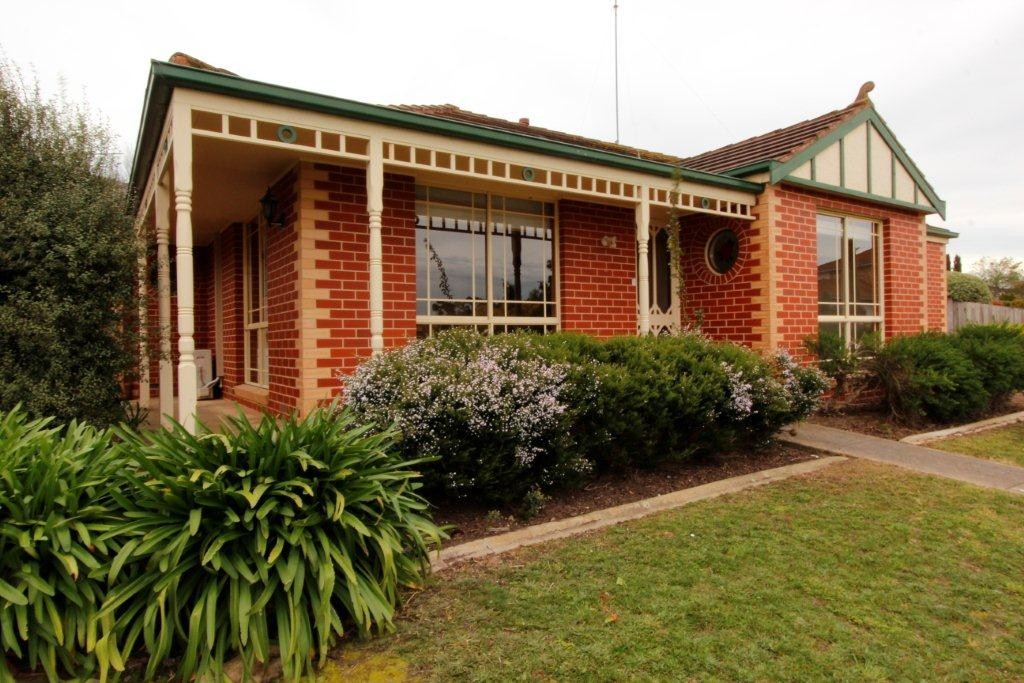 2/67 Mulquiney Crescent, Highton, VIC 3216