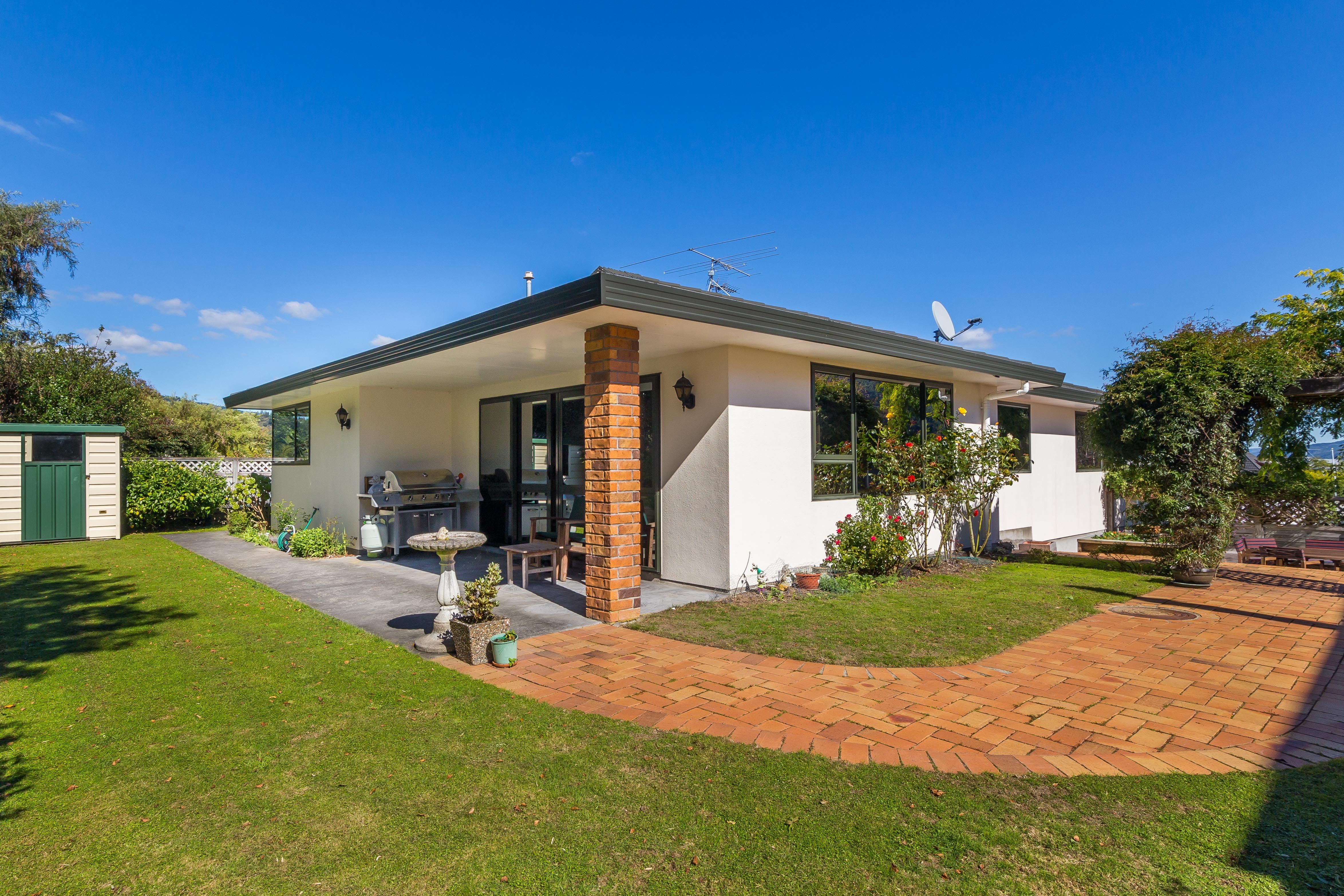 18 Clearwater Terrace, Brown Owl, Upper Hutt City