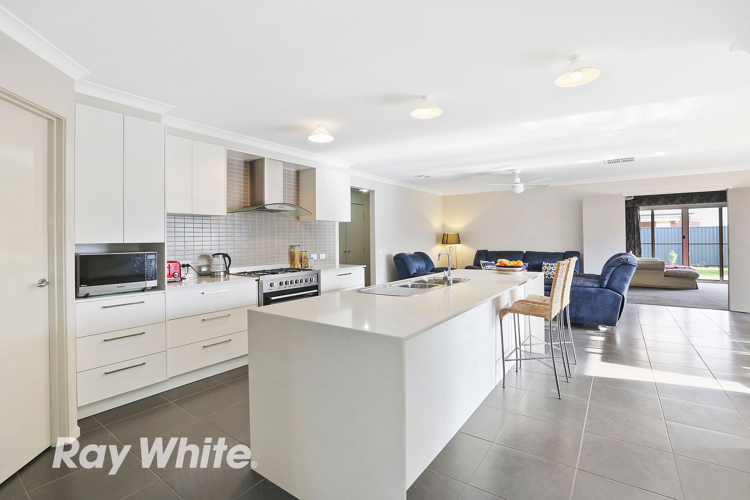 73 Eastlakes Boulevard, Lara, VIC 3212