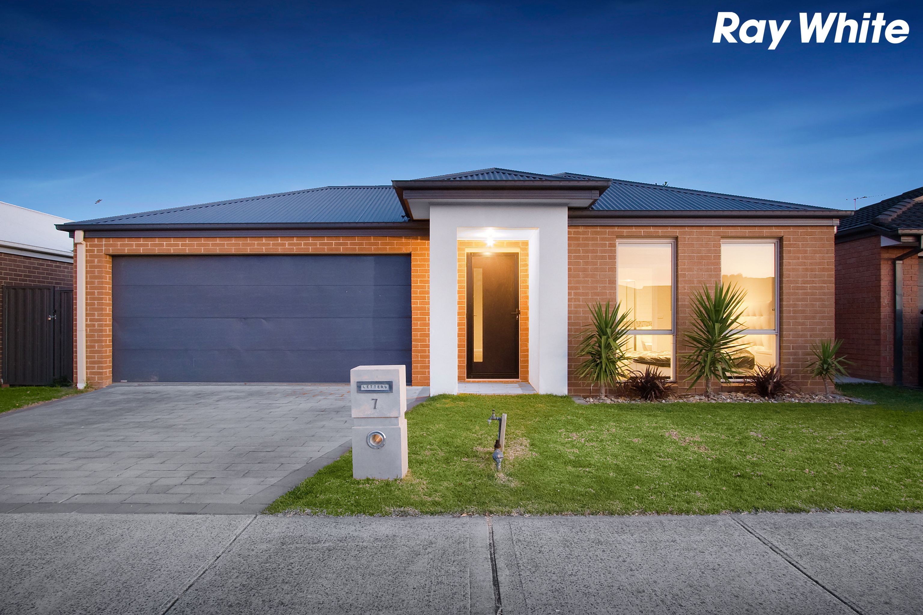 7 Orchard Valley Avenue, Pakenham VIC 3810