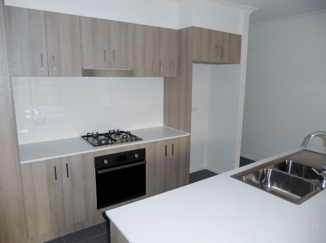 22 Sundaze Street, Clyde North, VIC 3978
