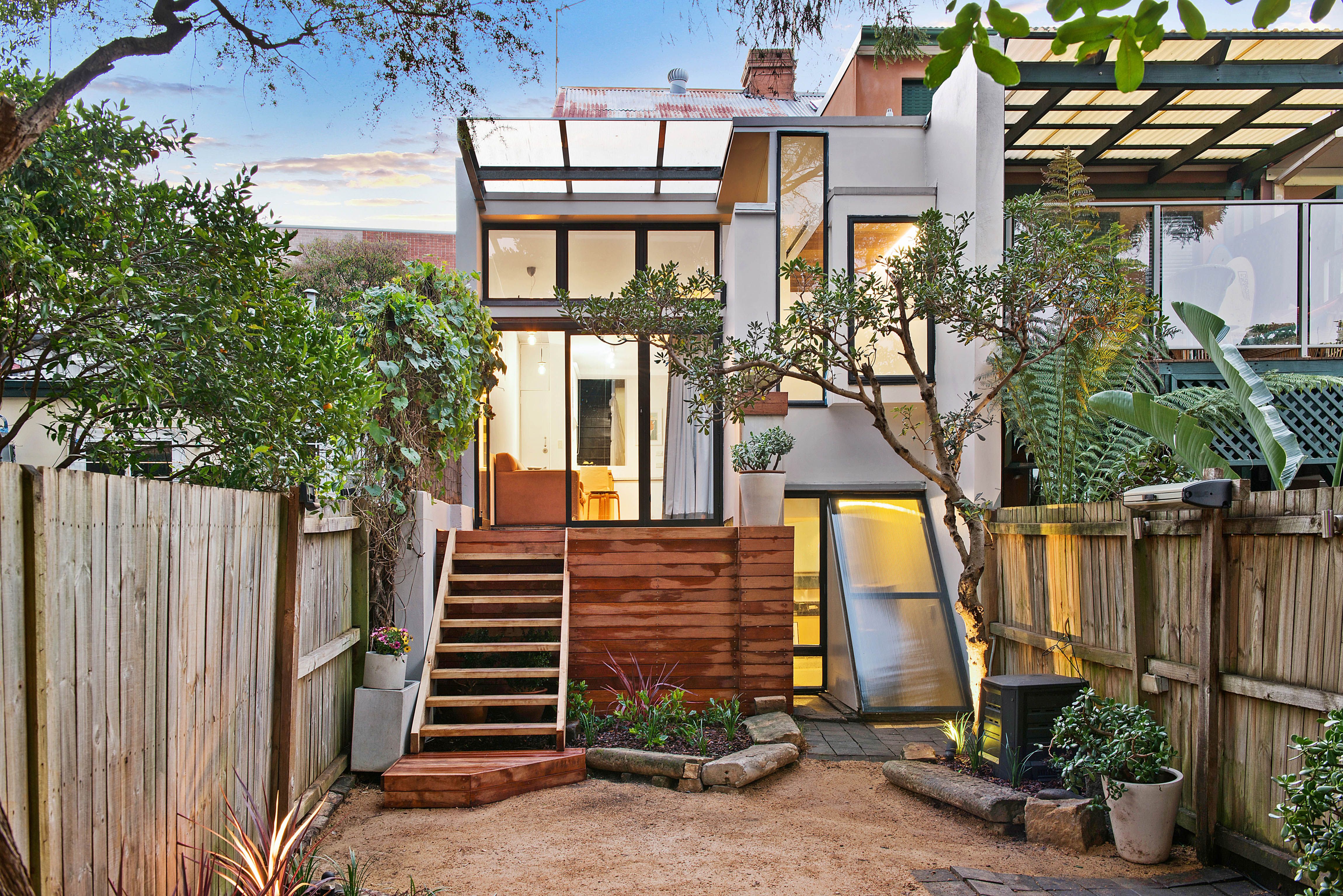 6 Whitehorse Street