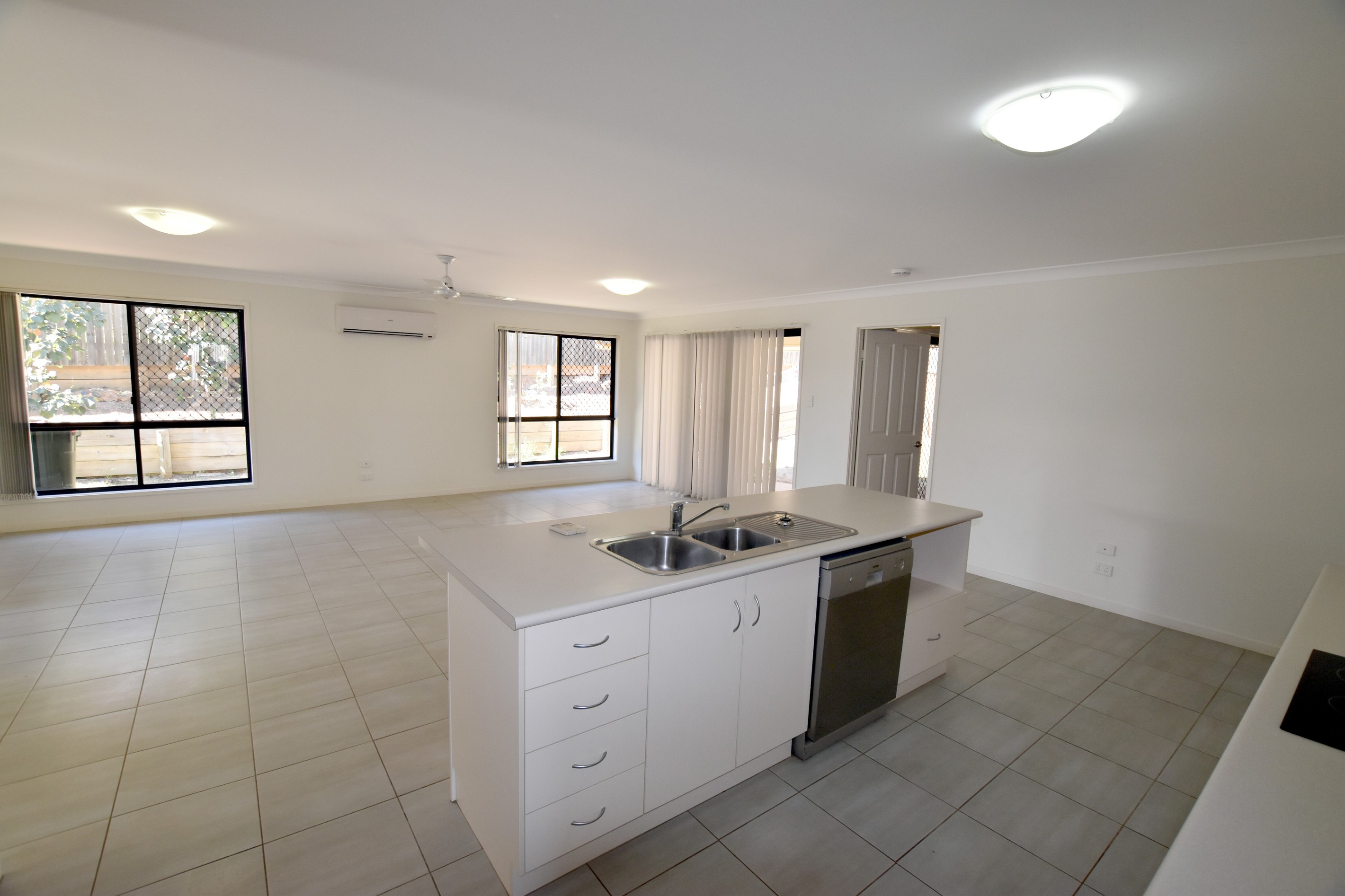 19 Deveney Drive, Kirkwood, QLD 4680