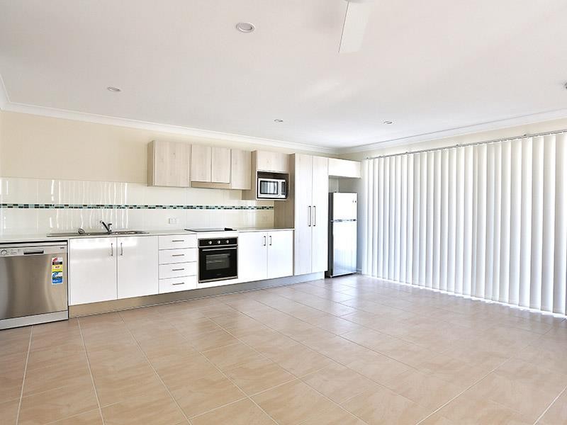 13/2 Lakes Entrance Drive, Springfield Lakes, QLD 4300
