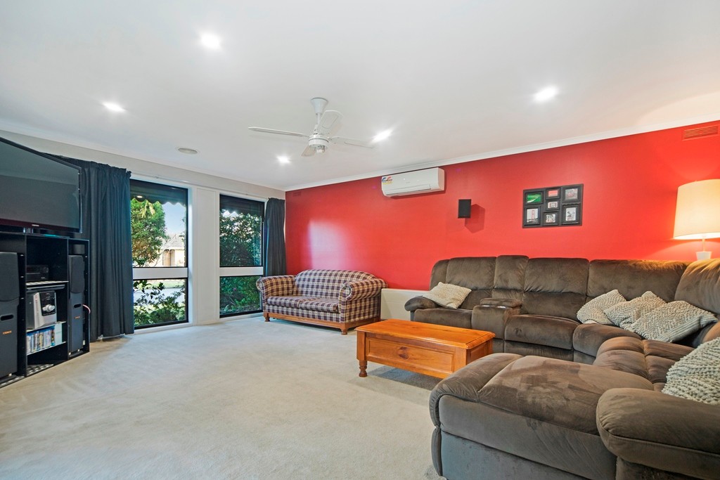 86 Grandview Grove, Wendouree, VIC 3355