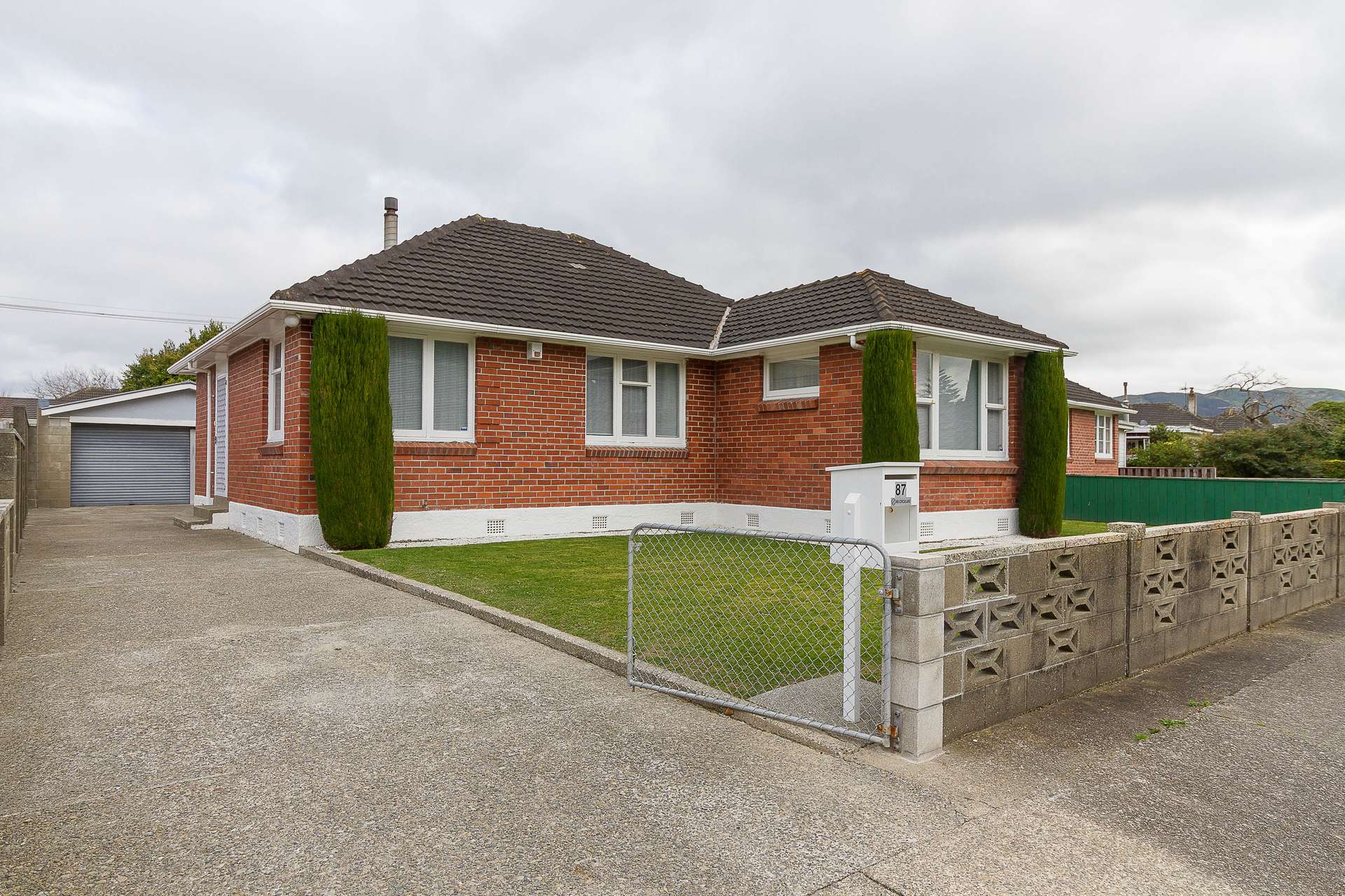 87 Hewer Crescent photo 0