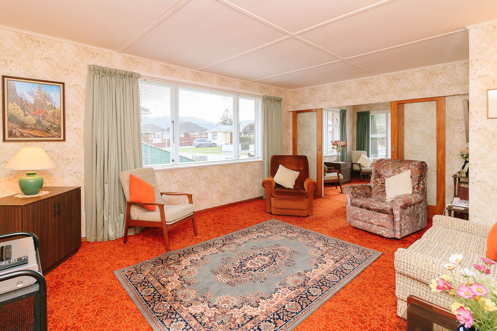 87 Hewer Crescent photo 2
