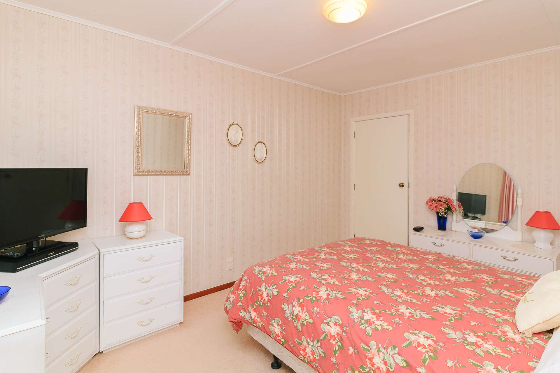 87 Hewer Crescent photo 9