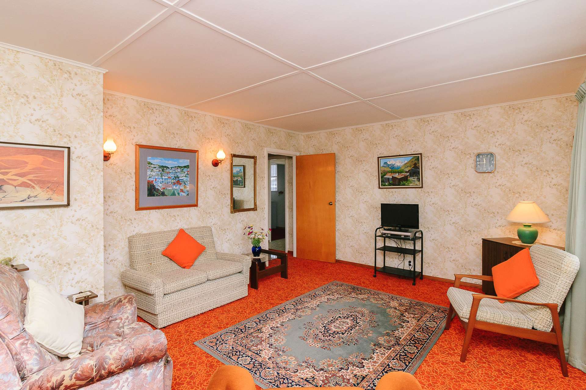 87 Hewer Crescent photo 3
