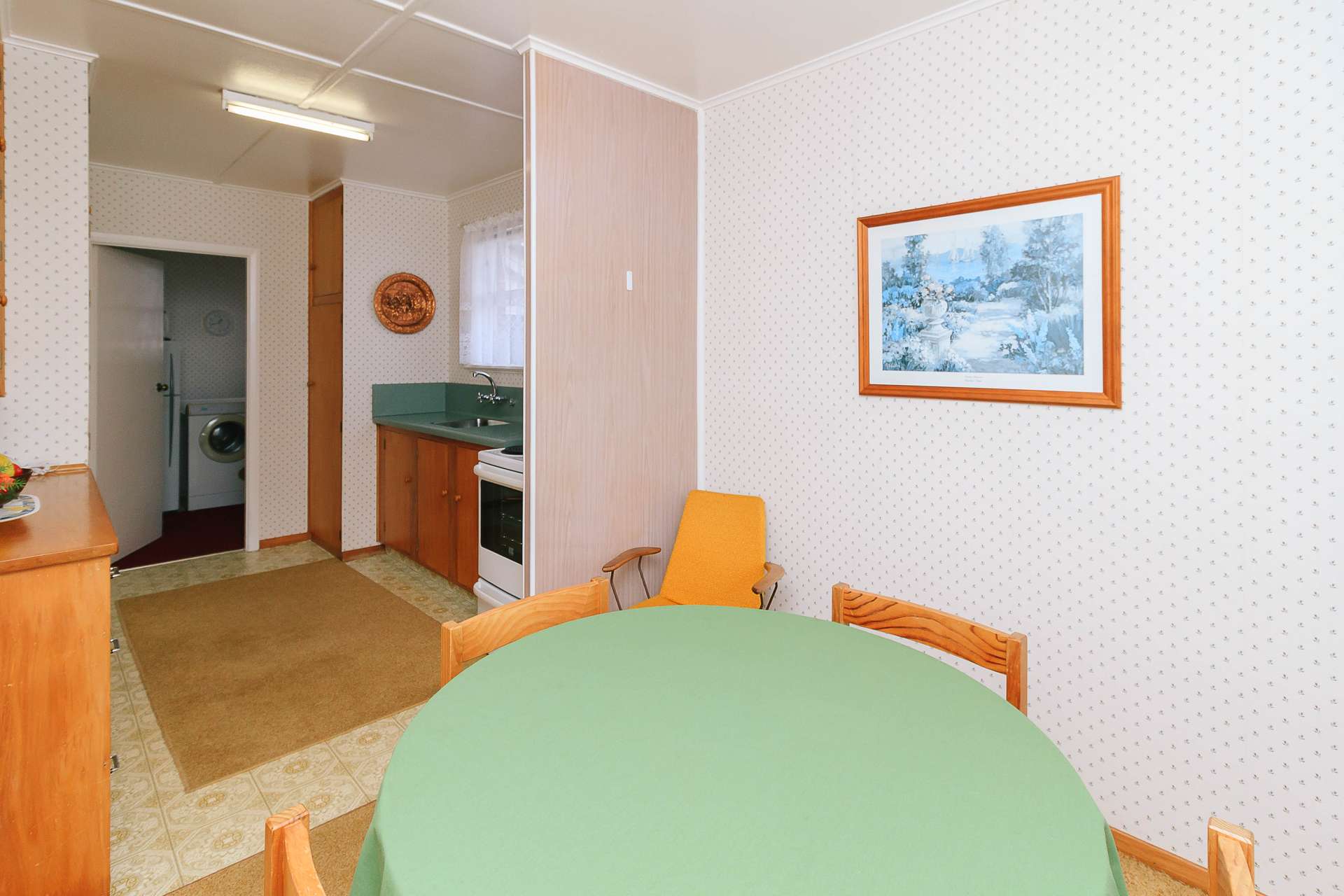 87 Hewer Crescent photo 5