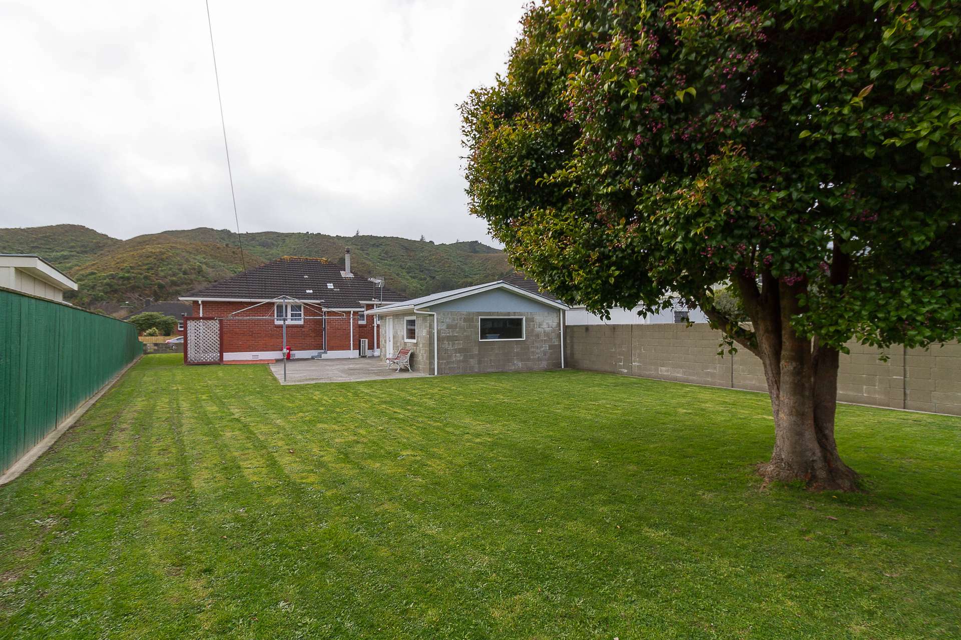 87 Hewer Crescent photo 1