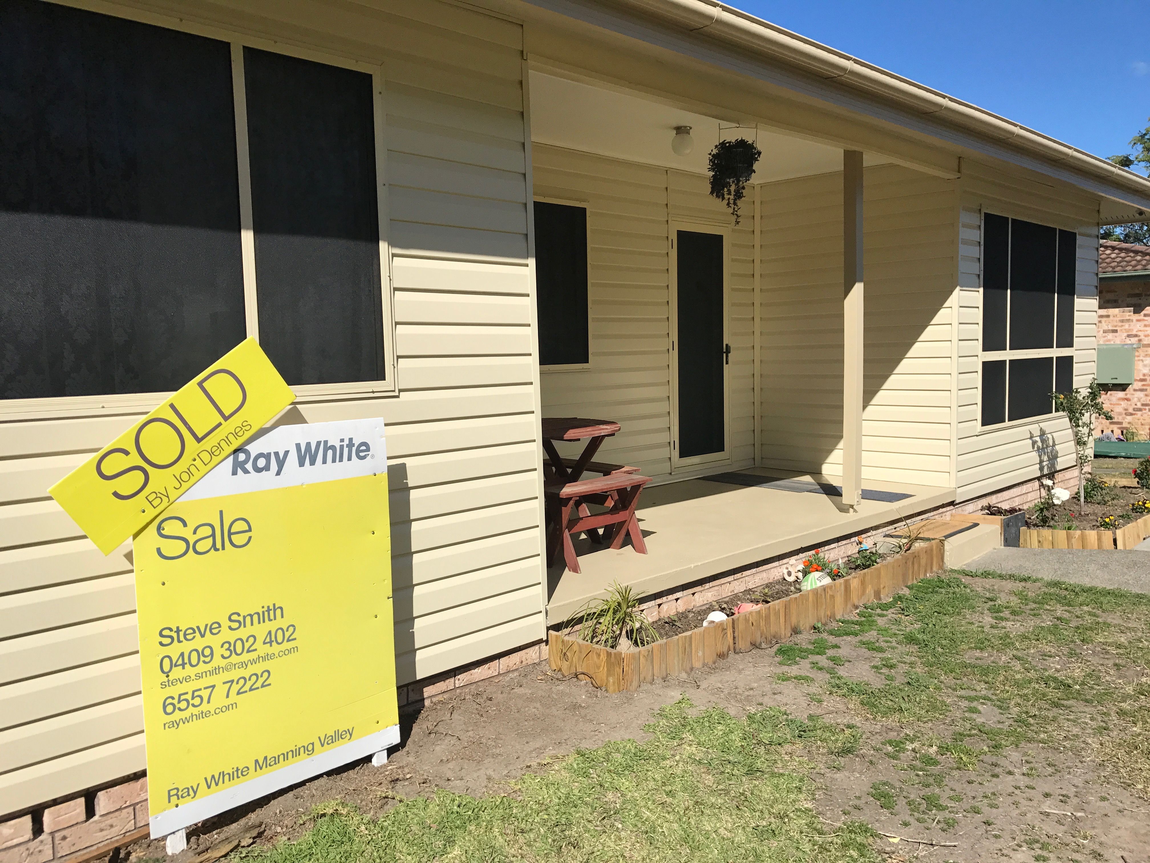 9 Deakin Crescent