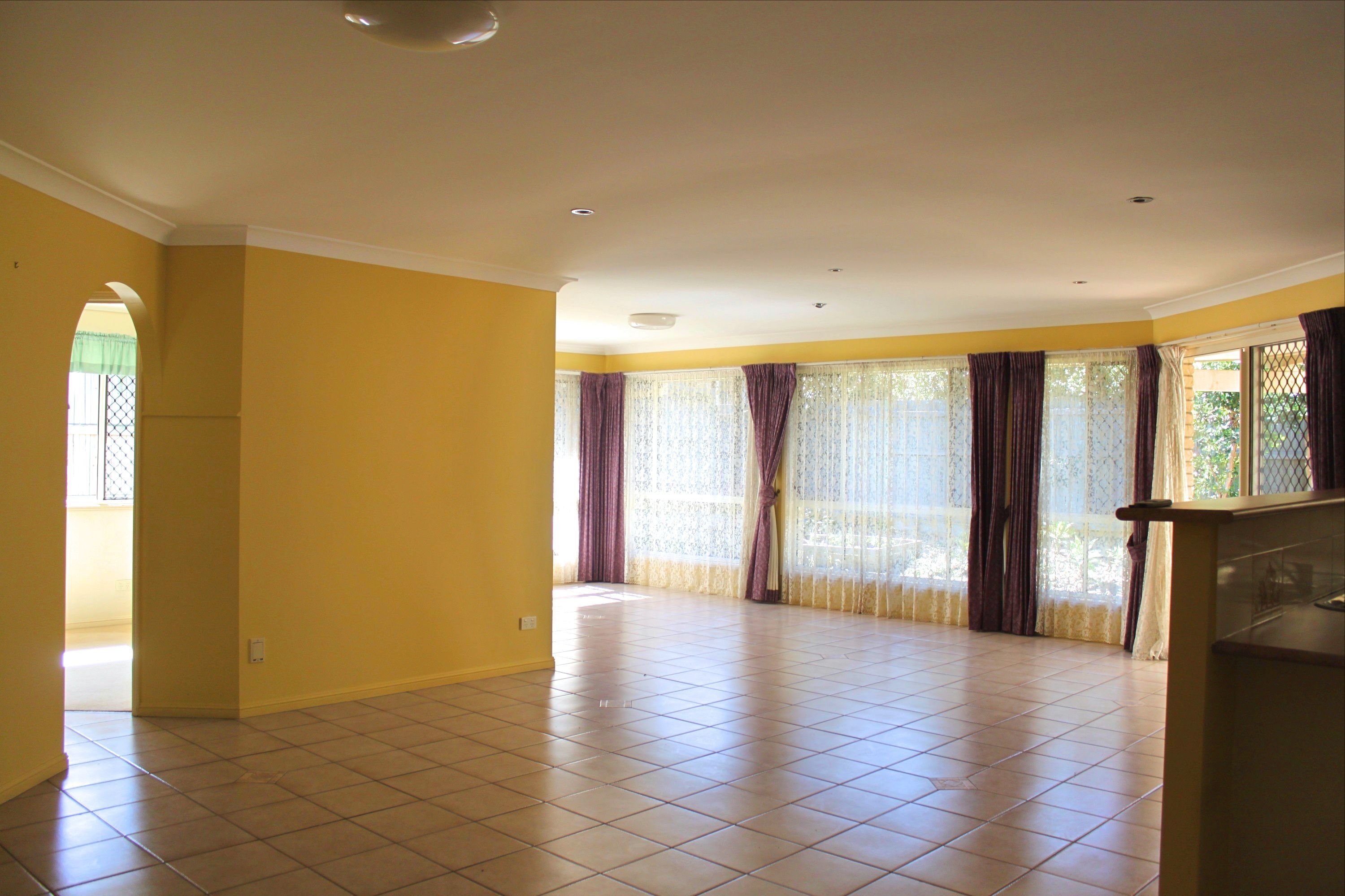 1 Hereford Crescent, Carindale, QLD 4152