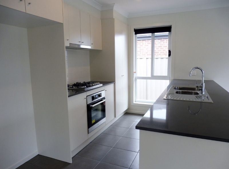 4 Stark Circuit, Cranbourne East, VIC 3977