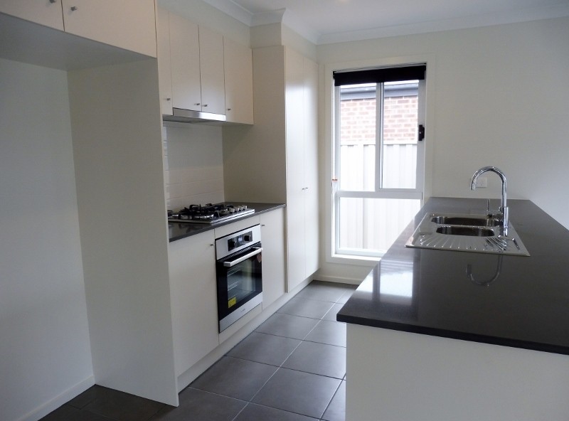 4 Stark Circuit, Cranbourne East, VIC 3977
