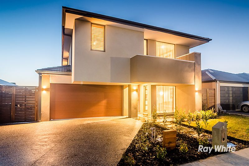 7 Yandra Street, Clyde North VIC 3978