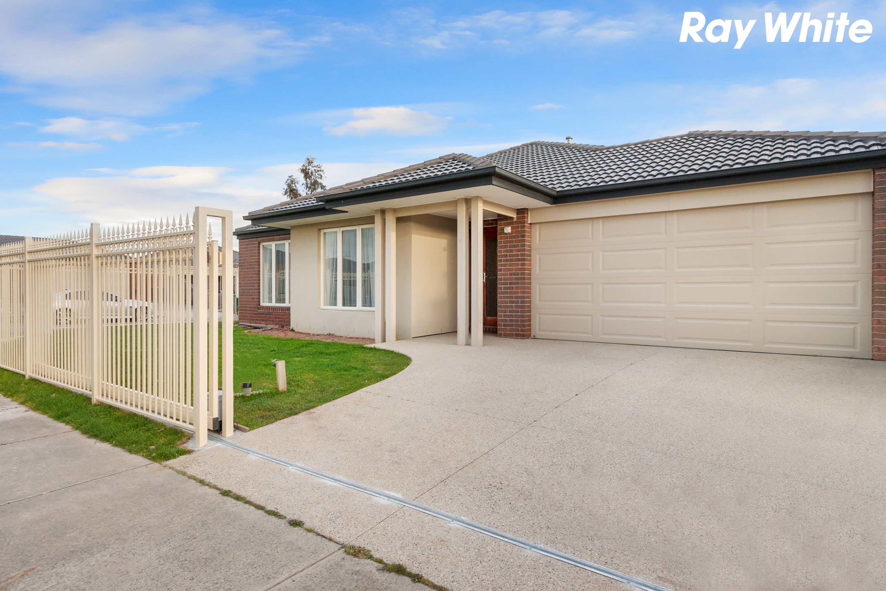 8 Licodia Drive, Pakenham, VIC 3810