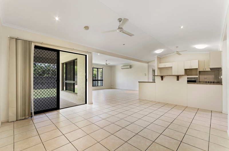 2 Daintree Drive, Bushland Beach, QLD 4818
