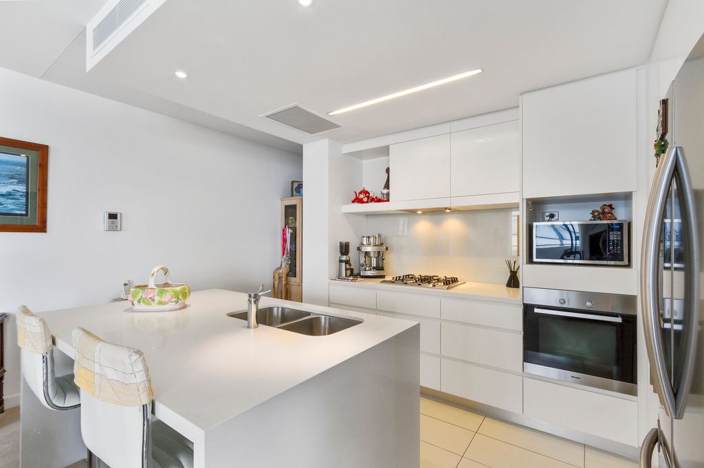 2 Sunset Avenue, Paradise Point QLD 4216